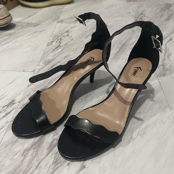 BLACK RUFFLE HEELS - Picture 3 of 3